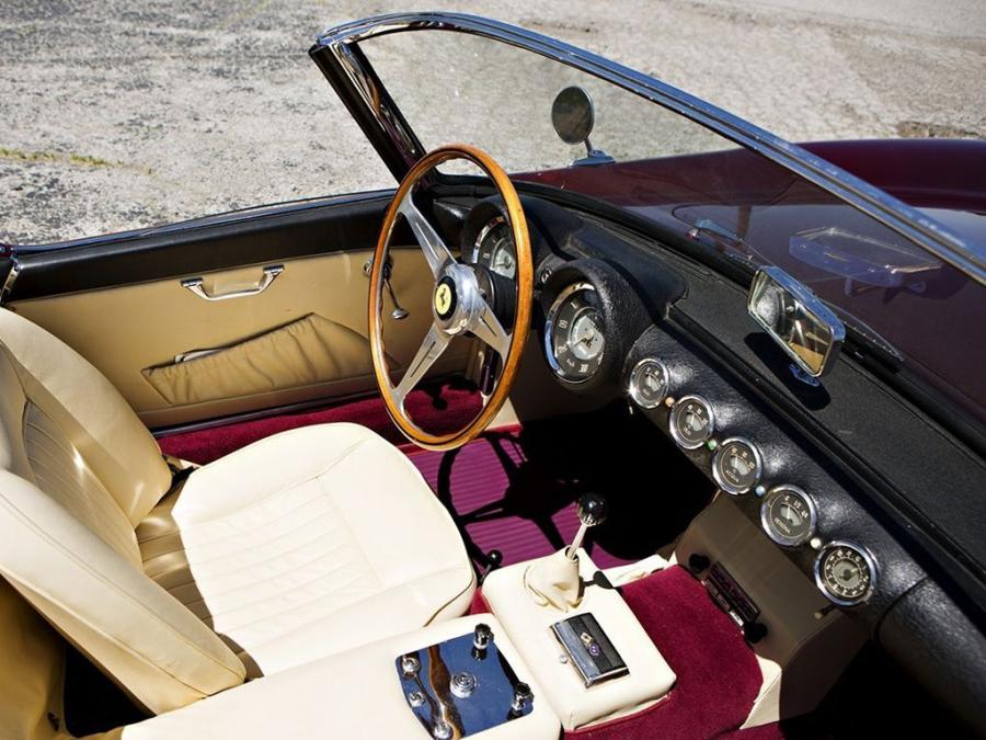 Интерьер Ferrari 250 GT Cabriolet (Open Headlights) (Serie I) 1959 года  (фото 27 из 28)
